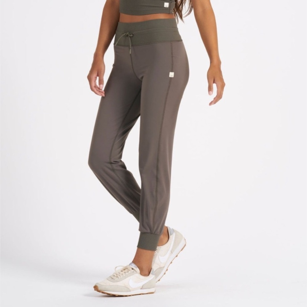 Vuori Daily jogger. Oregano. Small